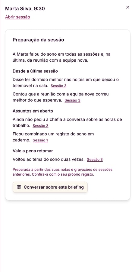 O briefing da sessão aberto na app: «Preparação da sessão», com «Desde a última sessão», «Assuntos em aberto» e «Vale a pena retomar», cada ponto com a sessão de onde vem, e o botão «Conversar sobre este briefing».