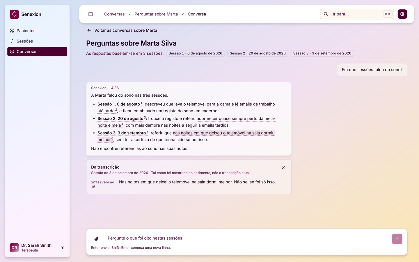 A conversa sobre uma paciente na app senexion: a pergunta «Em que sessões falou do sono?», a resposta com as três sessões e citações numeradas, e a passagem citada aberta por baixo.